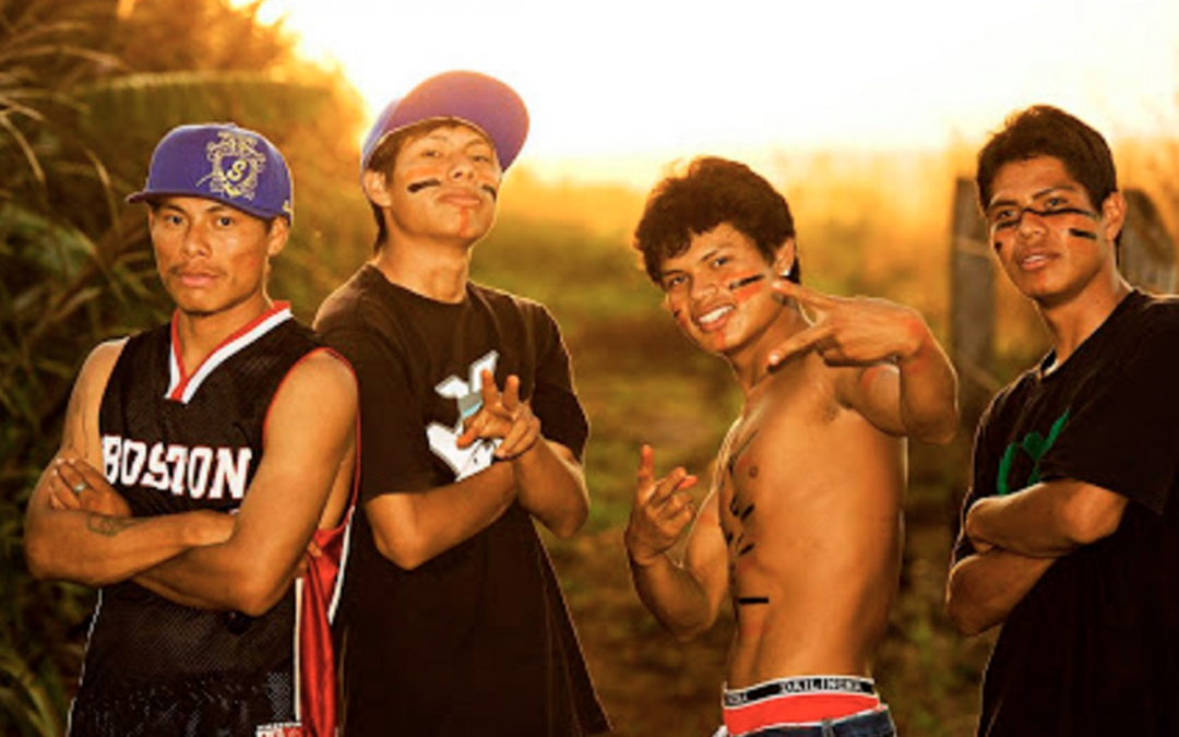 Rappers indígenas do Brô Mc’s estão no Trace Trends desta sexta, às 17h, no Multishow
