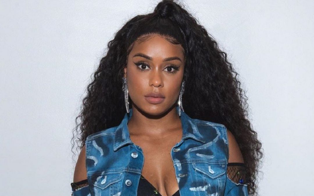 Rebecca conhece Normani e Lil Nas X, por meio de videochamada feita por Anitta