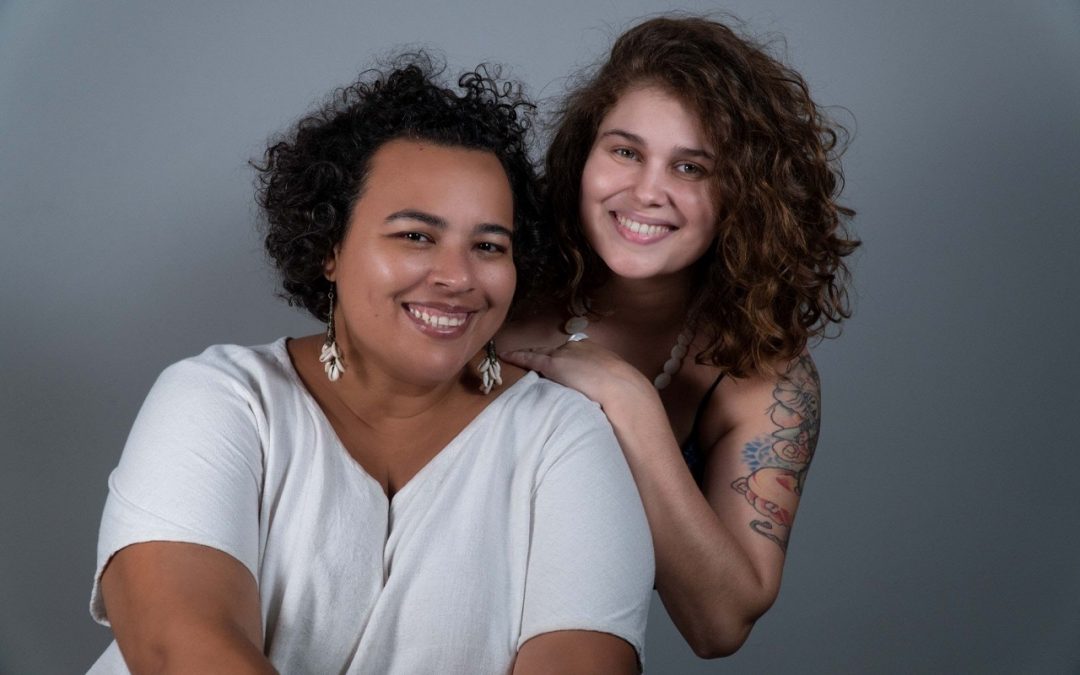 Cantoras Lienne e Elisa Fernandes celebram Iemanjá com a canção ‘Barco de fita’