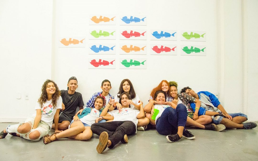Projeto social oferece formação artística para adolescentes e jovens da Maré
