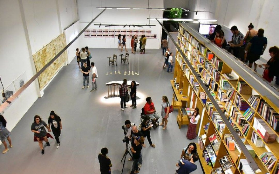 Galpão Bela Maré celebra dez anos com exposição de artes visuais no Rio