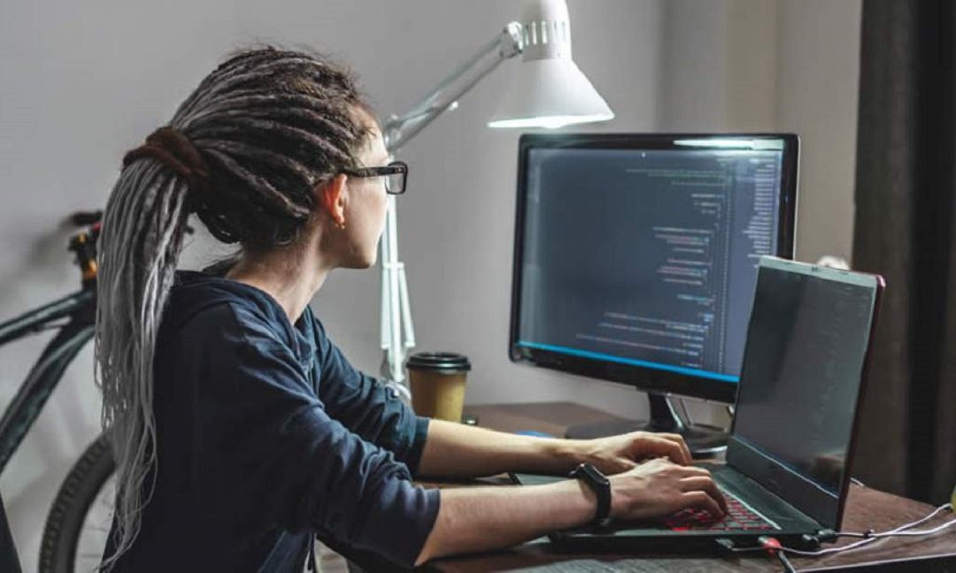 Kenzie e Brazilians in Tech lançam curso gratuito de programação para mulheres