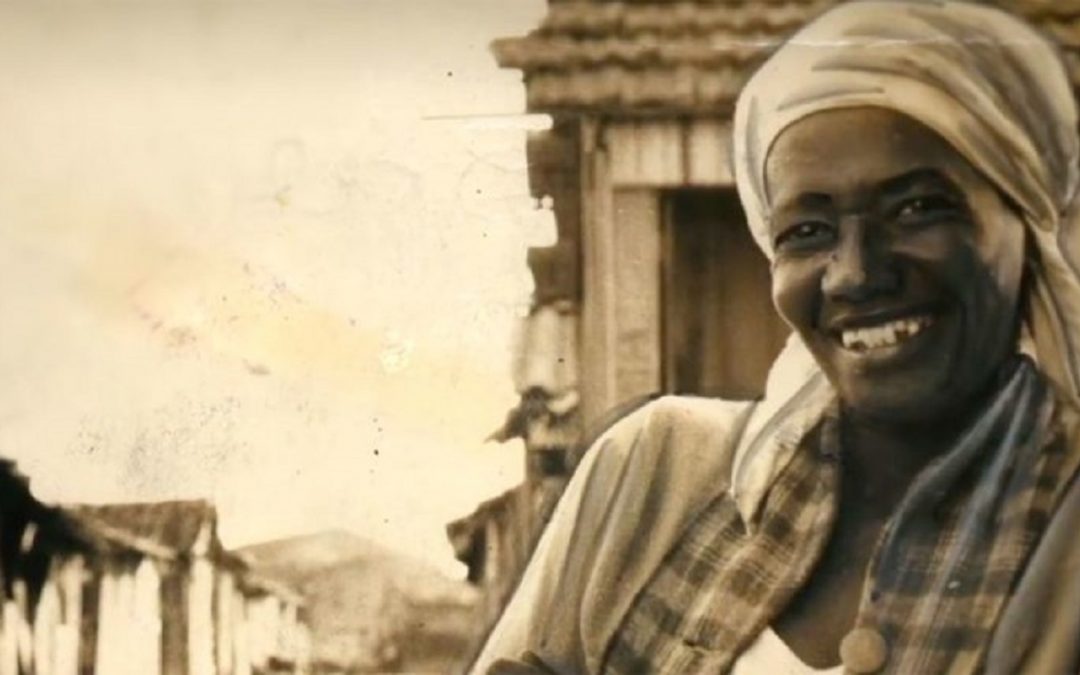 Estátua da escritora Carolina Maria de Jesus é inaugurada em São Paulo