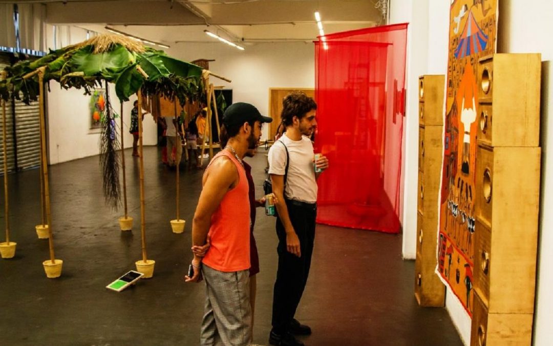 Observatório de Favelas encerra exposição da Escola Livre de Artes com festa