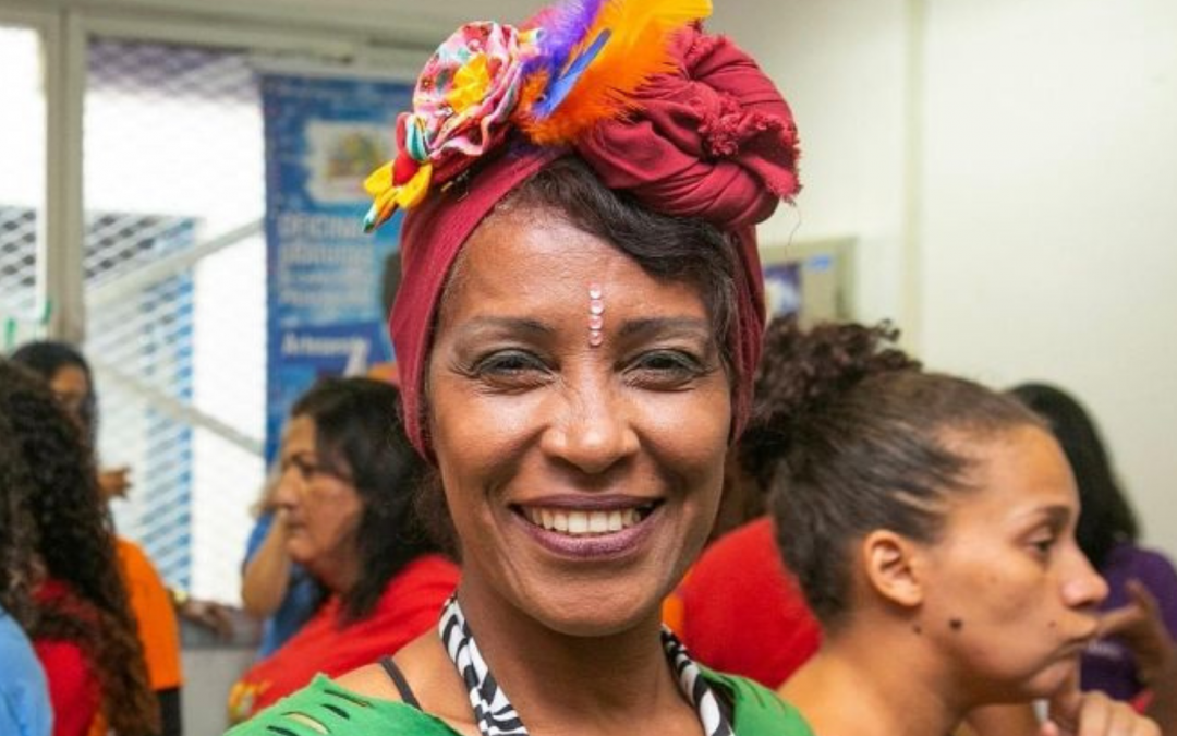 Grupo de mulheres de  comunidades do Rio customizam camisetas para camarote Rio Exxperience