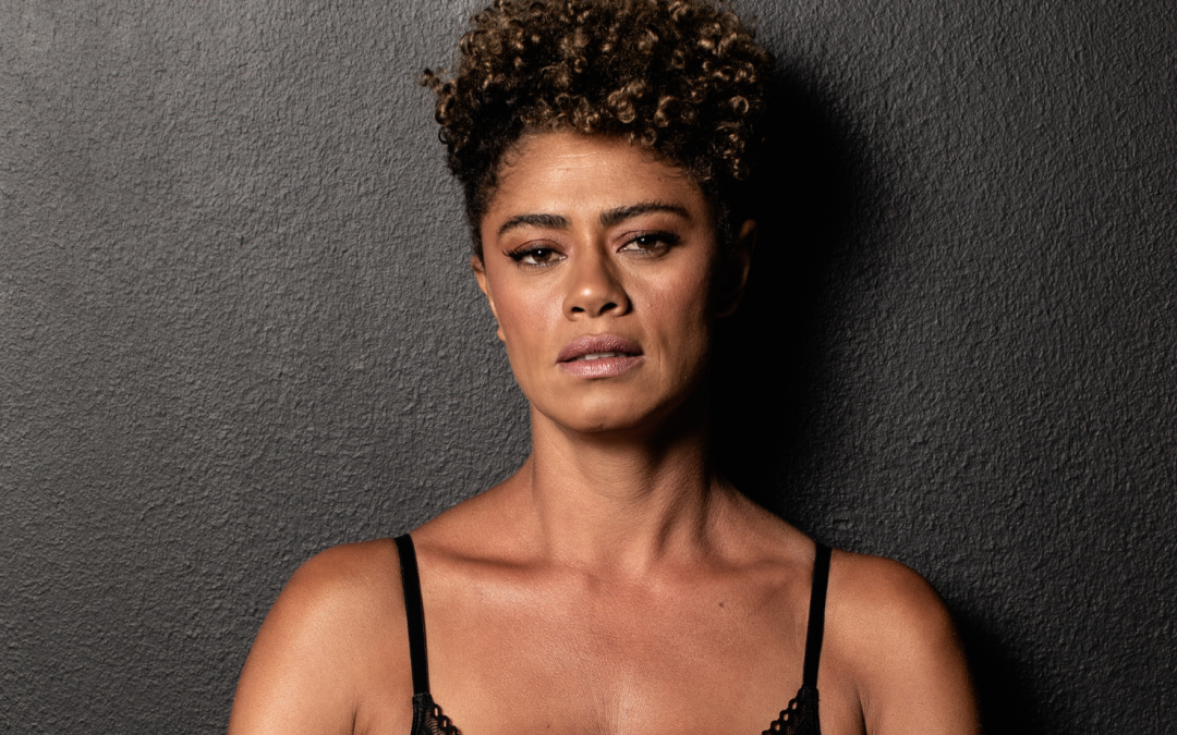 Ana Flávia Cavalcanti é estrela de série da Star+ e homenageia babás e domésticas no teatro