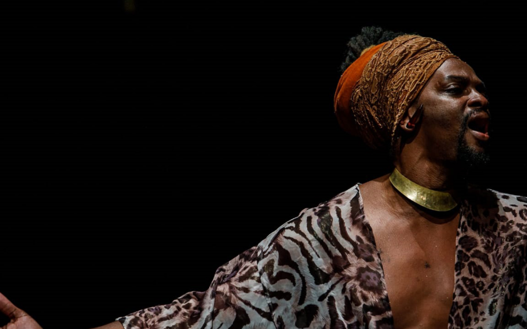 Azizi estreia o show  afrofuturista “Okan” no Teatro Ruth de Souza