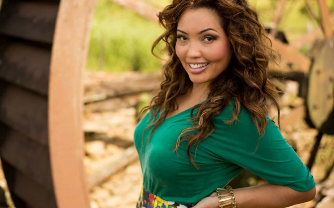 Cantora Karinah, que já gravou com Belo, Sorriso Maroto e Dudu Nobre, é nova musa da Mangueira
