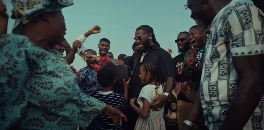Burna Boy volta a vilarejo da Nigéria onde viveu e grava clipe com moradores