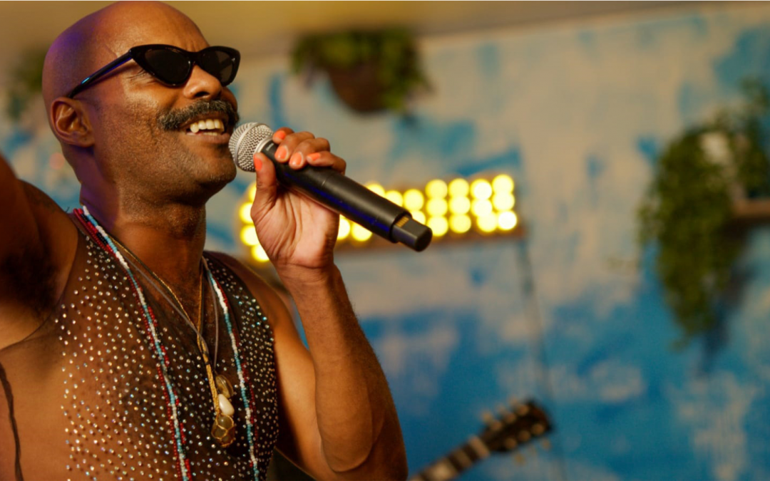 Chicco Marola narra um Brasil caótico e plural em seu primeiro álbum, “Notáveis”
