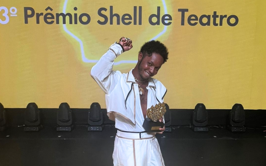 Clayton Nascimento vence o Prêmio Shell de melhor ator pela peça “Macacos”