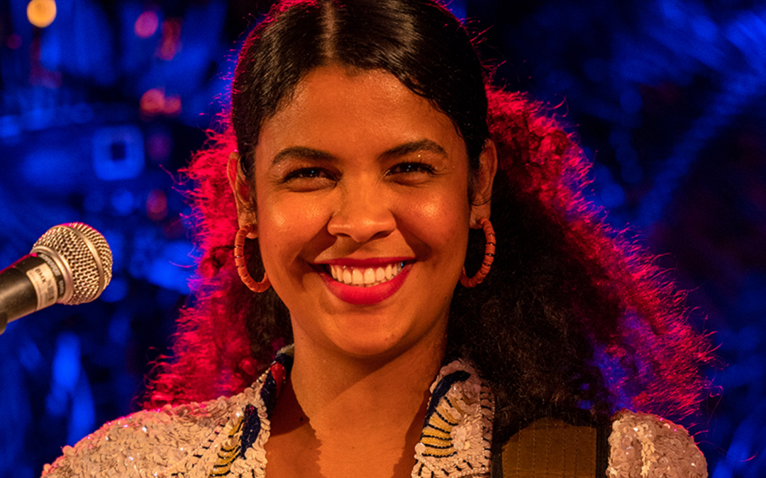 Cantora e influencer Vitória Rodrigues estreia show “Tanto Canto Quanto Conto”