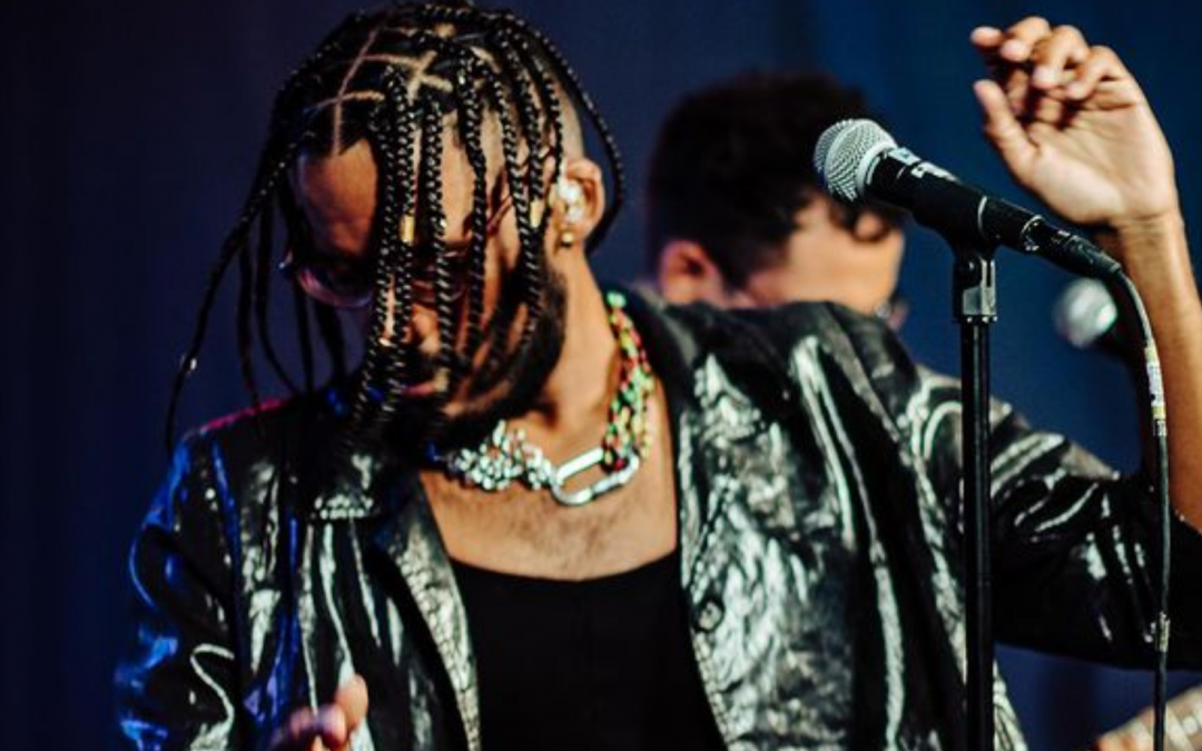 Artista cearense Arquelano desabafa em clipe de “Cansado”