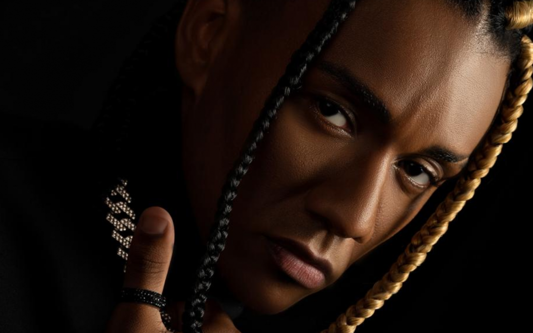 Felth exalta a negritude carioca em clipe de Negr@o do RJ