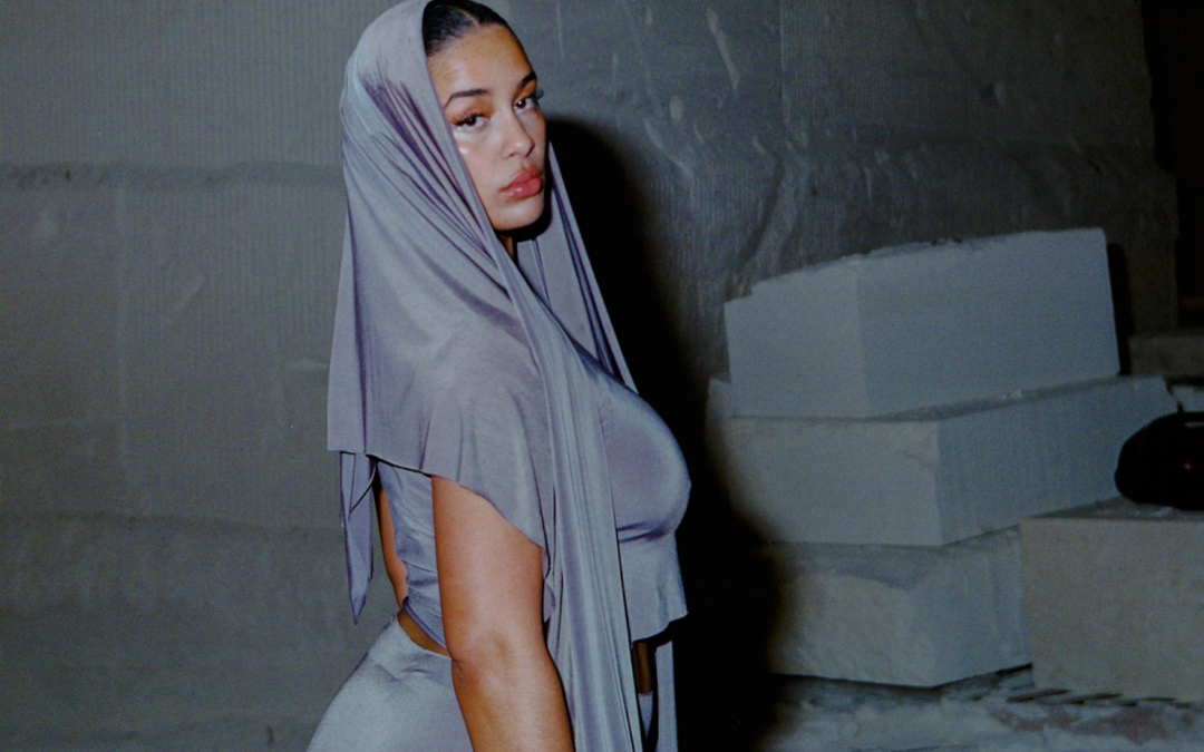 Jorja Smith lança clipe “Try Me”, inspirado na obra “Human Cello”, de Charlotte Moorman e Nam June Paik.