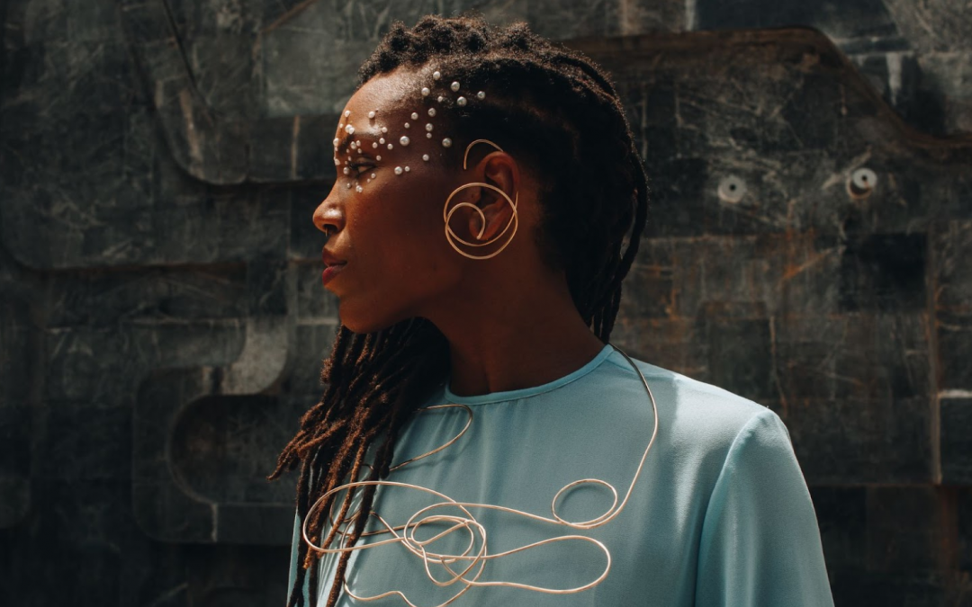 Nath Rodrigues apresenta um pop elegante em “Sussurro”, e dança com as águas  no clipe da faixa