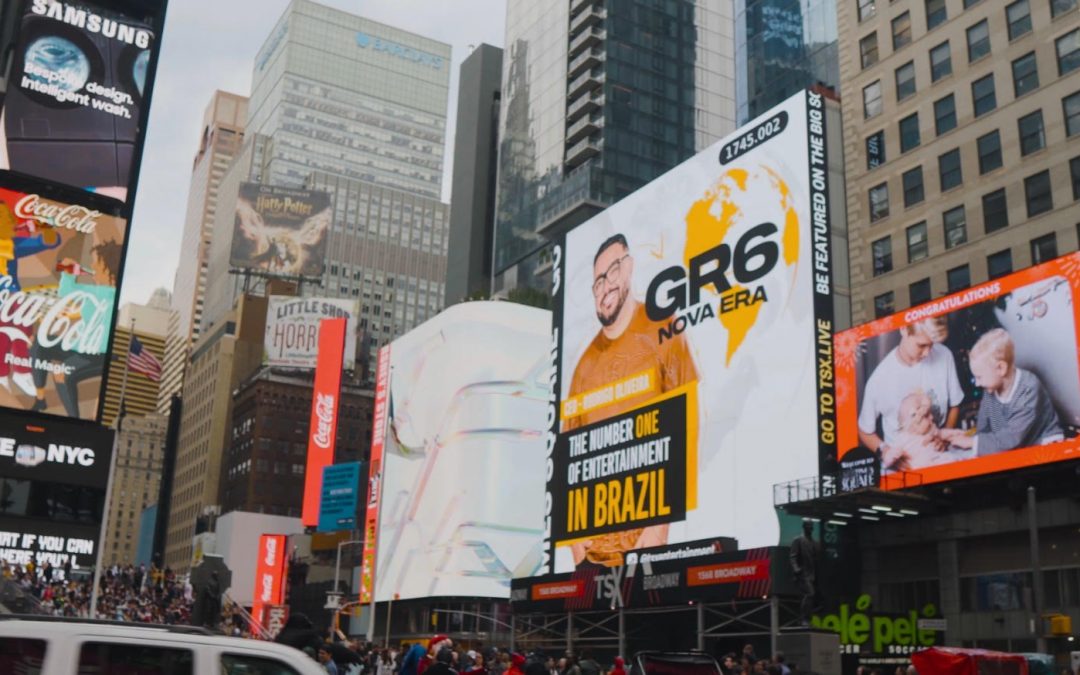 Sob articulação de Ice Blue, Rodrigo Oliveira, CEO da GR6, aparece nos telões da Times Square