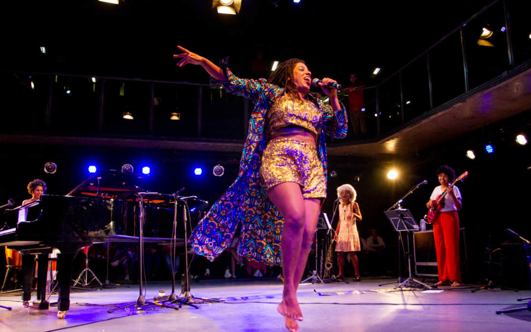 Maíra Freitas e Jazz das Minas lançam disco em show no Rio de Janeiro