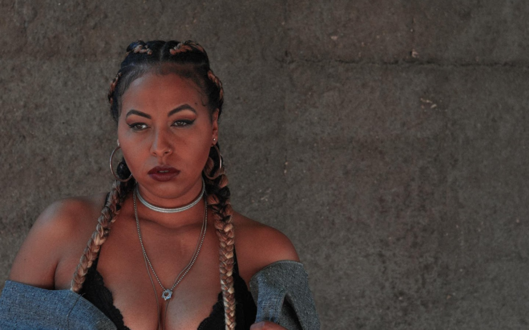 Aya, backing vocal de Rashid, lança a faixa envolvente “Me Faz Sentir”