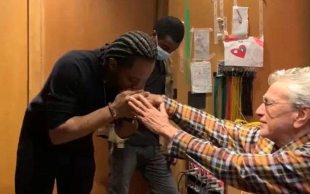 Caetano Veloso chora ao ouvir a versão de música gravada por  Xande de Pilares