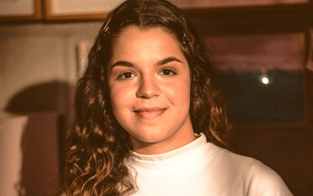 Cacá Magalhães estreia em álbum com “Só Sinto”