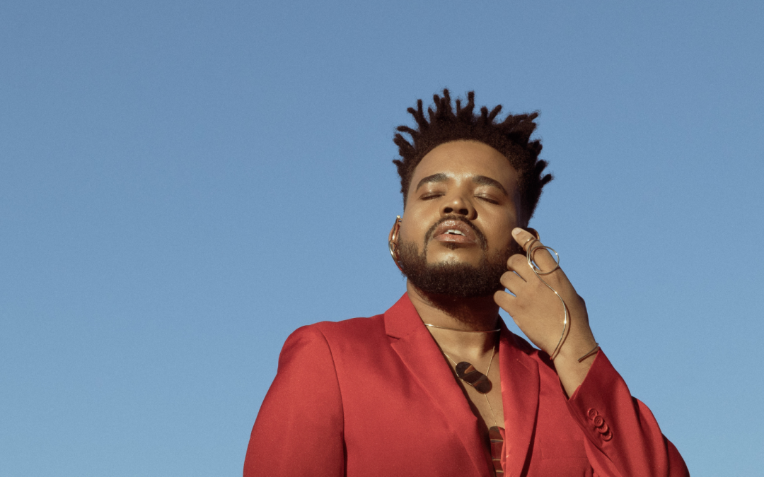Theodoro Nagô celebra o amor preto em álbum com participação de Jota.pê