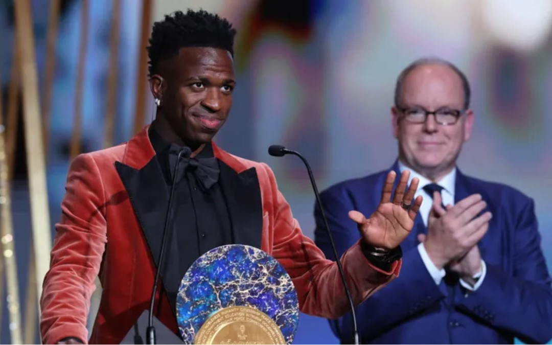 Vini Jr. ganha Prêmio Sócrates na Bola de Ouro 2023 e pede apoio contra racismo