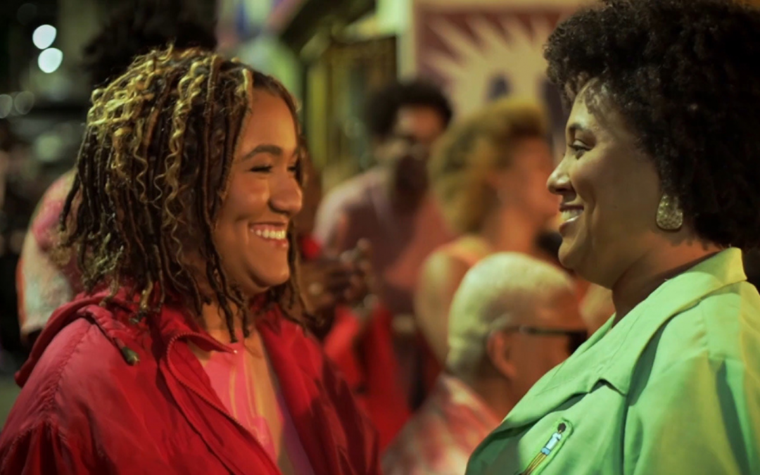 Amor entre mulheres negras é celebrado em clipe da cantora Marina Iris