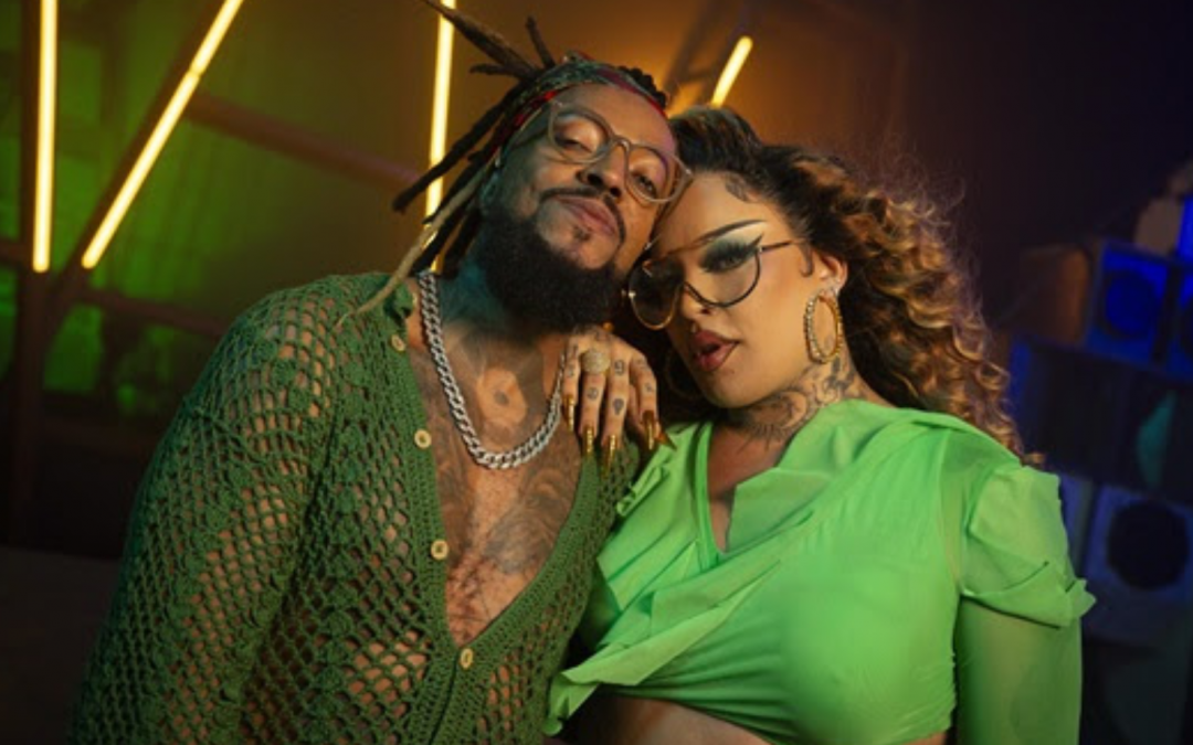 Rael se une a Gloria Groove e Tropkillaz para reverenciar o legado da cultura afro-diaspórica em “Vem Com Tudo”