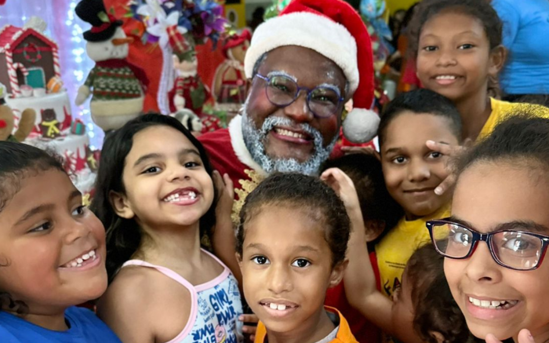 Favela Mundo leva Papai Noel negro até a Rocinha para entregar livros de presente de Natal
