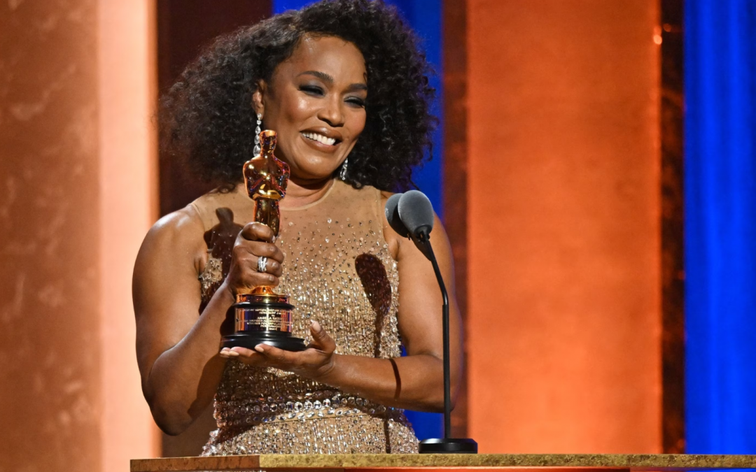 Angela Bassett recebe Oscar honorário e faz discurso poderoso cobrando mais mulheres pretas na premiação