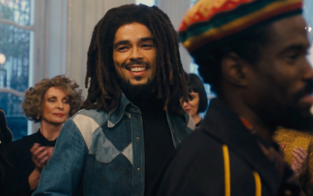 Trajetória da lenda do reggae é foco de novo vídeo de bastidores de “Bob Marley: One Love”