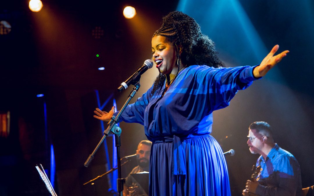 Janine Mathias segue em turnê internacional levando o show “Devoção” para as principais cidades portuguesas