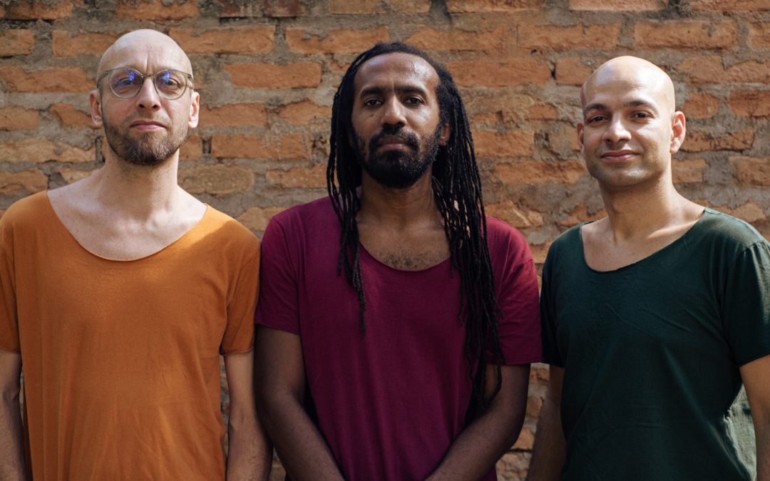 João Oliveira, Jota Erre e Kabé Pinheiro estreiam o projeto inédito “Terra Batida”