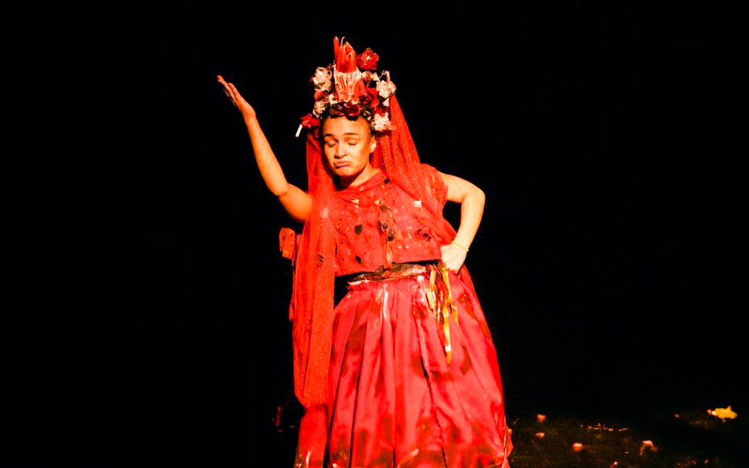 Espetáculo “Menina Mojubá” humaniza a trajetória de pombagira para desconstruir preconceitos