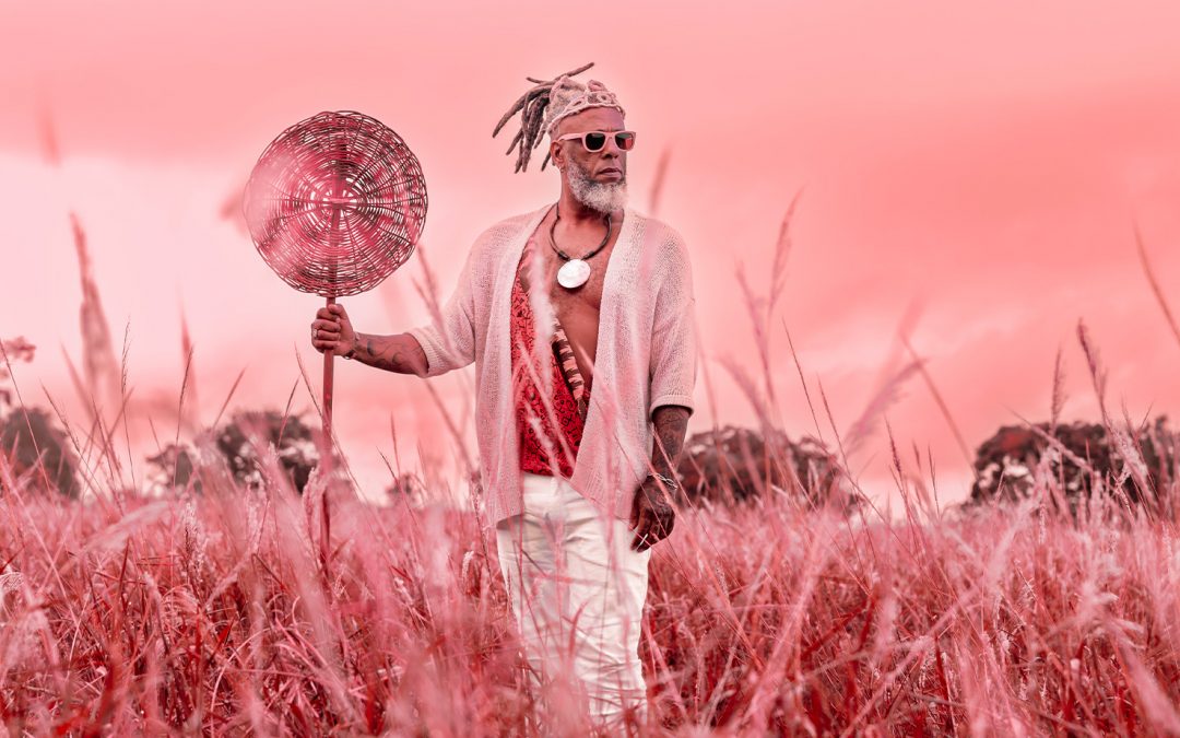 Casapronta lança carreira solo com álbum que exalta seu estilo “Rock Macumba”