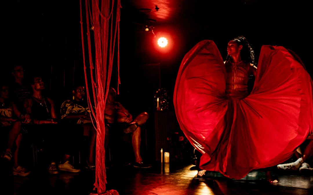 Espetáculo “Em Gira: Ela Encruzilhada” põe em evidência a ancestralidade do samba e do carnaval