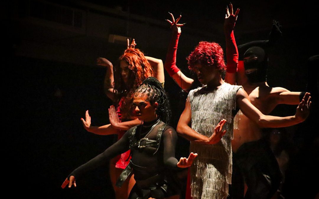 Espetáculo multilinguagem “ATRAQUE” retorna no mês do orgulho LGBTQIAPN+ para desafiar convenções e refletir a cultura Ballroom