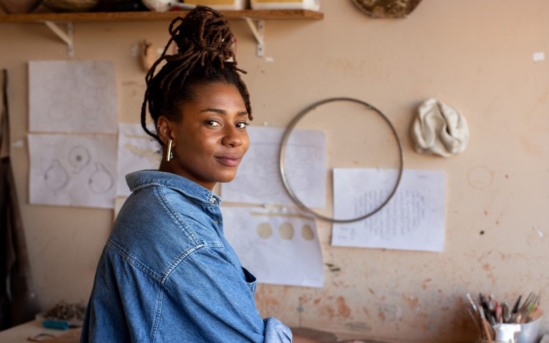 1ª mostra individual de Gabriella Marinho em São Paulo apresenta obras que reafirmam a poética afro-referenciada da artista visual e educadora