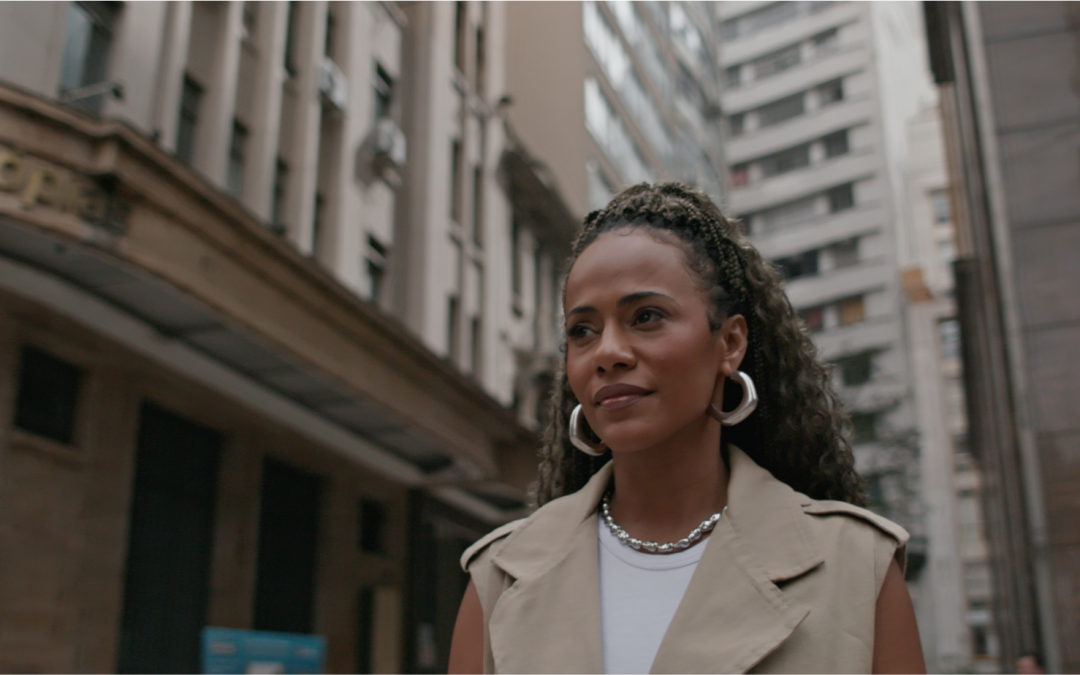 Atriz Naruna Costa apresenta o programa ‘Brasil da Paz’, no Canal Futura, e cita violências que já sofreu