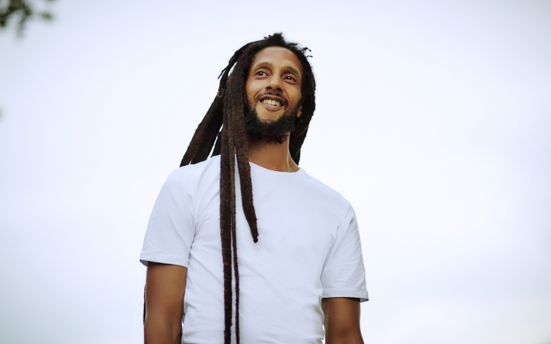 Filho da lenda Bob Marley, Julian Marley volta ao Brasil com shows em três datas