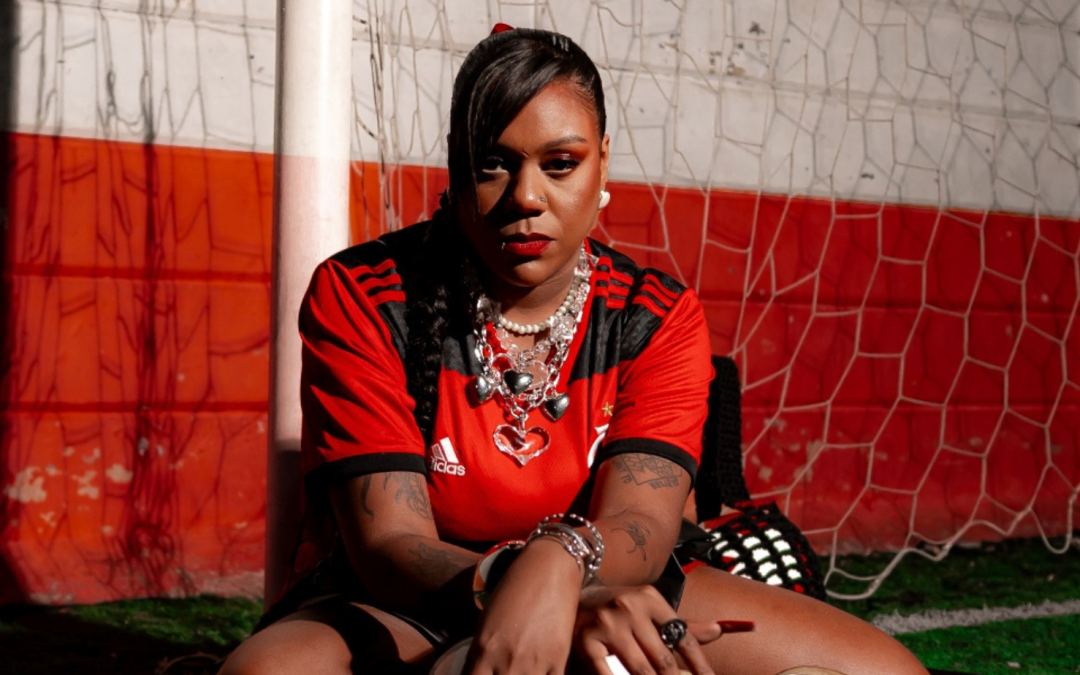 N.I.N.A une futebol e música em seu novo single “No Campo”